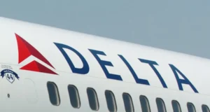 Обслуживающий персонал Delta случайно активировал аварийный трап в аэропорту