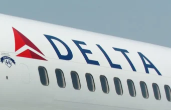 Обслуживающий персонал Delta случайно активировал аварийный трап в аэропорту